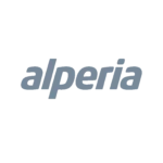 L'immagine presenta la parola alperia in grassetto, corsivo e minuscolo grigio su sfondo trasparente.