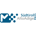 Logo con una M stilizzata e punti di congiunzione a sinistra, e il testo Südtirol AltoAdige PASS a destra in caratteri blu e grigi.