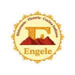 Un logo circolare con un bordo ornato, che mostra una grande lettera E sopra montagne rosse. Il testo intorno al logo recita Ristorante - Pizzeria - Cucina Indiana e Engele in basso.