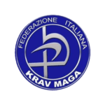 Un logo circolare blu con il testo FEDERAZIONE ITALIANA KRAV MAGA intorno al bordo e un simbolo astratto argentato al centro.