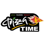 Logo con la scritta Pizza Time in grassetto e stilizzata. Una fetta di pizza con fiamme è affiancata alla parola pizza. In alto, pizza, insalate e dessert appaiono in verde, bianco e rosso: un'ispirazione di branding perfetta per un'agenzia di marketing in Alto Adige.