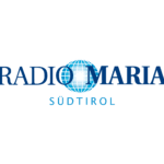 Logo di Radio Maria Südtirol con un globo blu al centro, RADIO MARIA in lettere maiuscole blu e SÜDTIROL sotto in lettere blu più piccole: ispirazione ideale per un'Agenzia di marketing in Alto Adige. Lo sfondo è grigio chiaro.