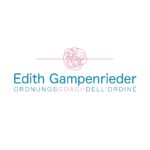 Logo su sfondo nero con disegno astratto rosa sopra il testo blu Edith Gampenrieder e testo più piccolo blu e rosa ORDNUNGSCOACH DELL'ORDINE sotto.