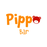 Logo del bar Pippo con la parola Pippo a grandi lettere arancioni. La o è stilizzata come la faccia di un orso rosso. La parola Bar è scritta sotto in lettere arancioni più piccole su sfondo nero.