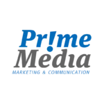 Logo con il testo Prime Media in blu e grigio, con un punto esclamativo come la i di Prime. In basso, in caratteri blu più piccoli, si legge Marketing & Communication. Lo sfondo nero evidenzia questa agenzia di marketing in Alto Adige.