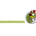 Logo con il testo STRIKE UP sopra CULTURA GIOVANILE su un rettangolo verde. A destra, un camaleonte verde a fumetti con cuffie e berretto rossi, all'interno di un cerchio grigio, su sfondo nero.