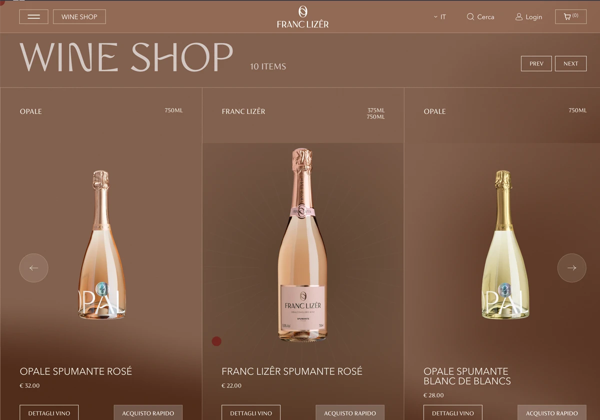 Screenshot di una pagina di enoteca online progettata con l'esperienza di creazione di siti web, con tre bottiglie di spumante, ciascuna visualizzata con il proprio nome, dimensione e prezzo su uno sfondo marrone con pulsanti di navigazione e di acquisto.