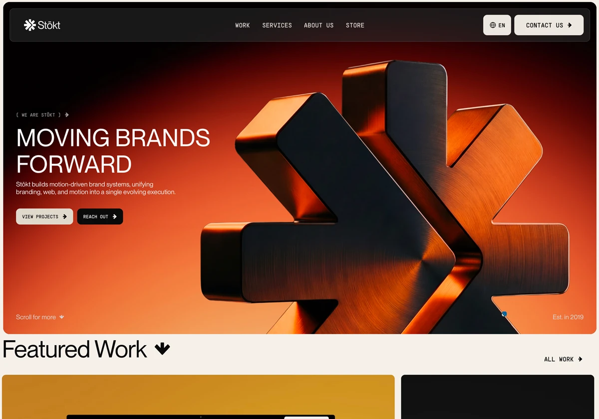 La homepage del sito web di "Sktch" presenta una grande scultura astratta a forma di freccia metallica su uno sfondo arancione sfumato, che evidenzia i servizi di creazione siti web, con opzioni di menu per esplorare i progetti e una sezione "Lavori in evidenza" in basso.