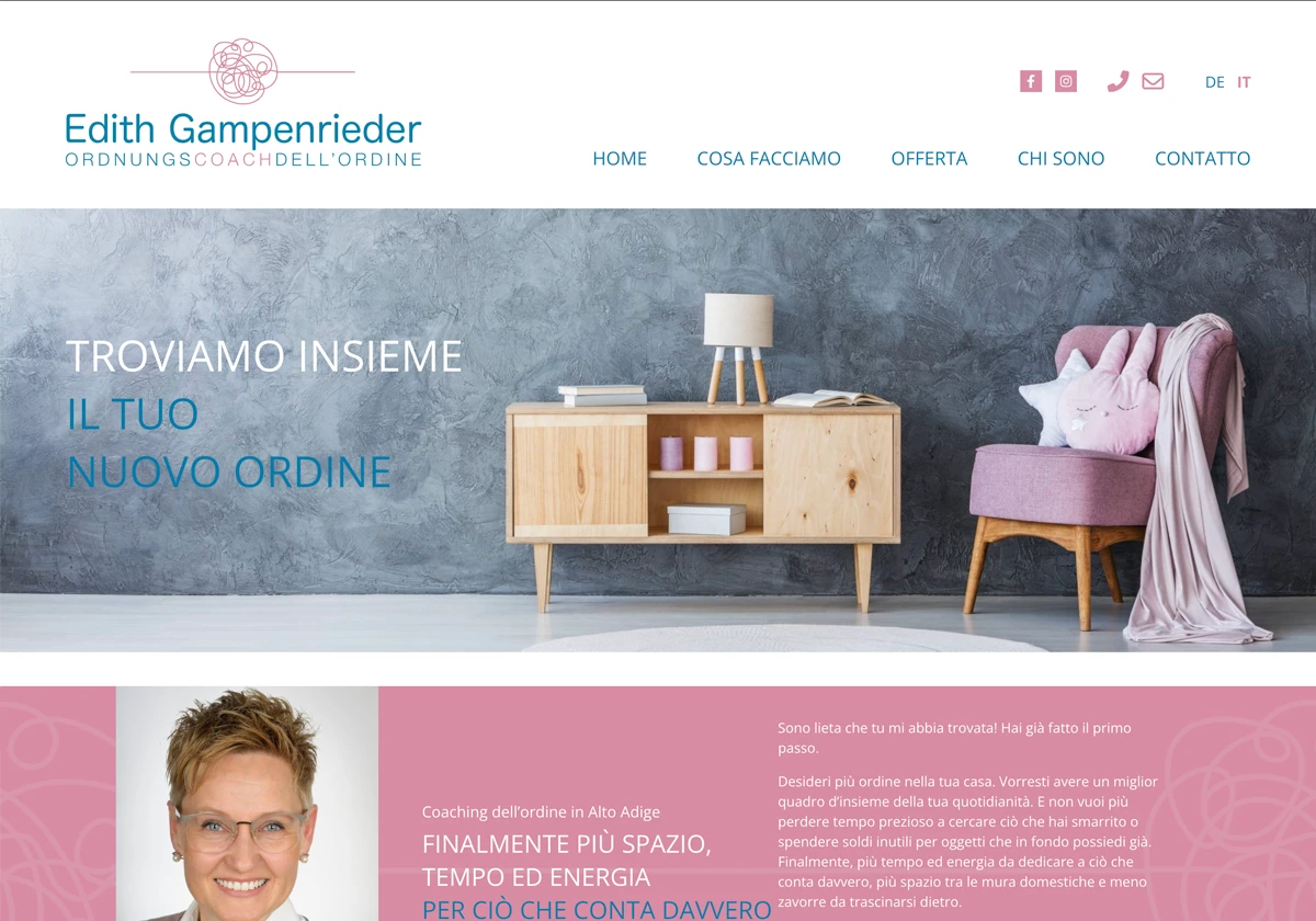 Un soggiorno moderno e minimalista con una credenza in legno, oggetti decorativi e una poltrona rosa pastello. L'intestazione del sito web mette in evidenza Edith Gampenrieder Ordnungscoach dellOrdine e presenta un testo in italiano sulla creazione di siti web.