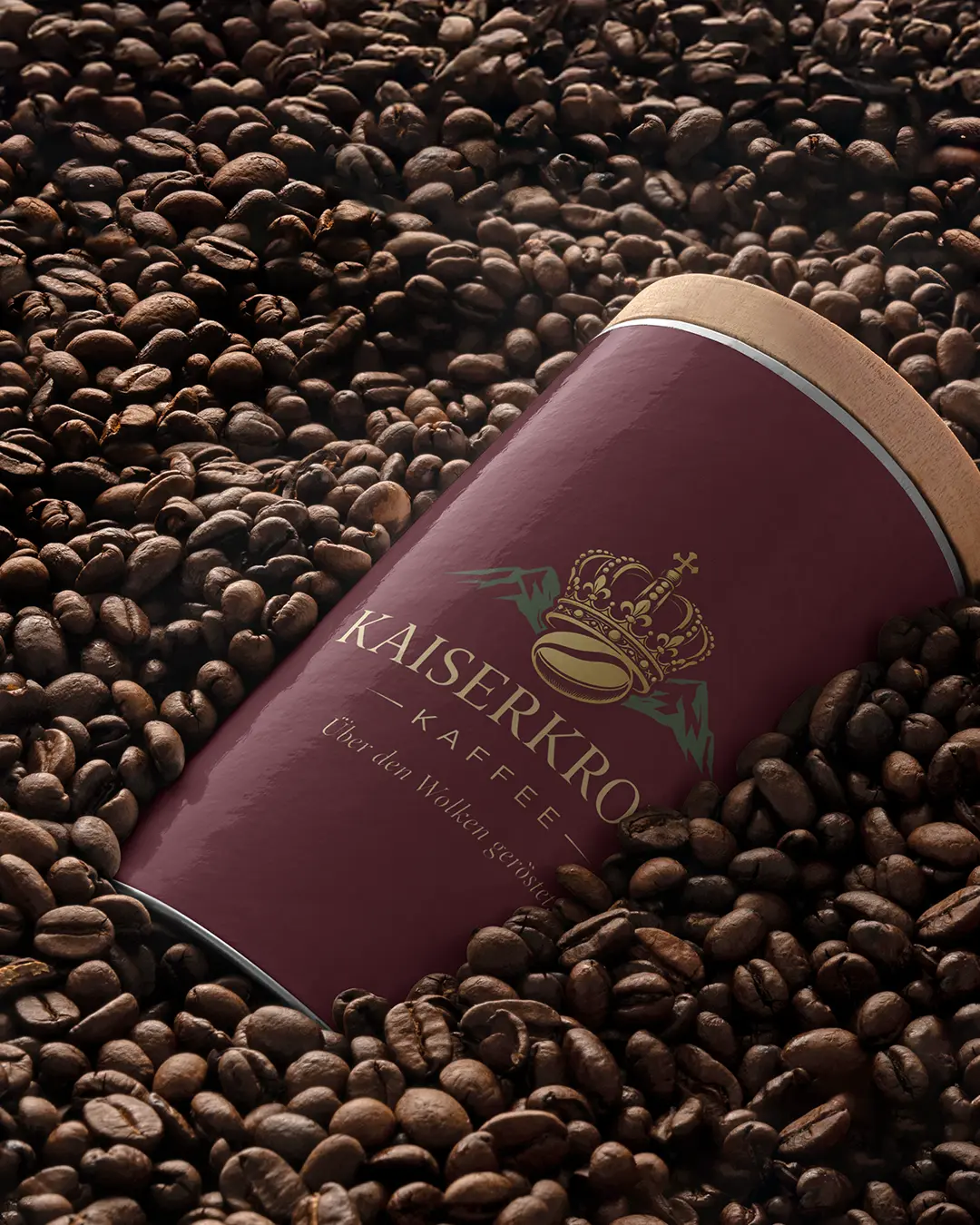 Un barattolo marrone con la scritta Kaiserkrone Kaffee e il logo della corona dorata è appoggiato su un lato, circondato da un mucchio di chicchi di caffè tostati.