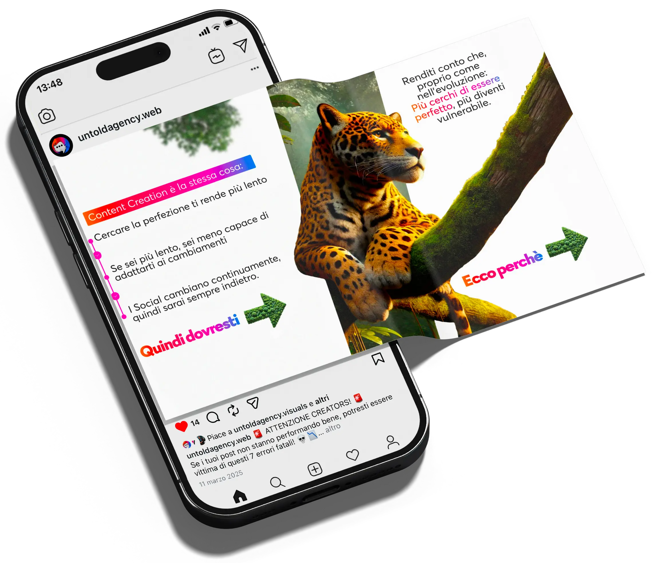 Sullo schermo di uno smartphone viene visualizzato un post di Instagram con un testo in italiano sulla creazione di contenuti e sull'adattabilità, con un giaguaro che riposa su un ramo d'albero e frasi colorate evidenziate con frecce verdi e testo rosa.