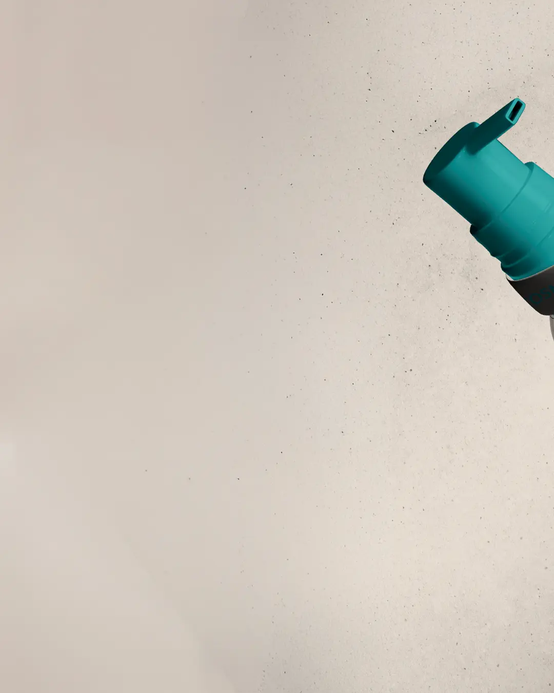 Una bottiglia d'acqua riutilizzabile di colore verde acqua con coperchio a ribalta si trova nell'angolo in alto a destra di uno sfondo beige chiaro.