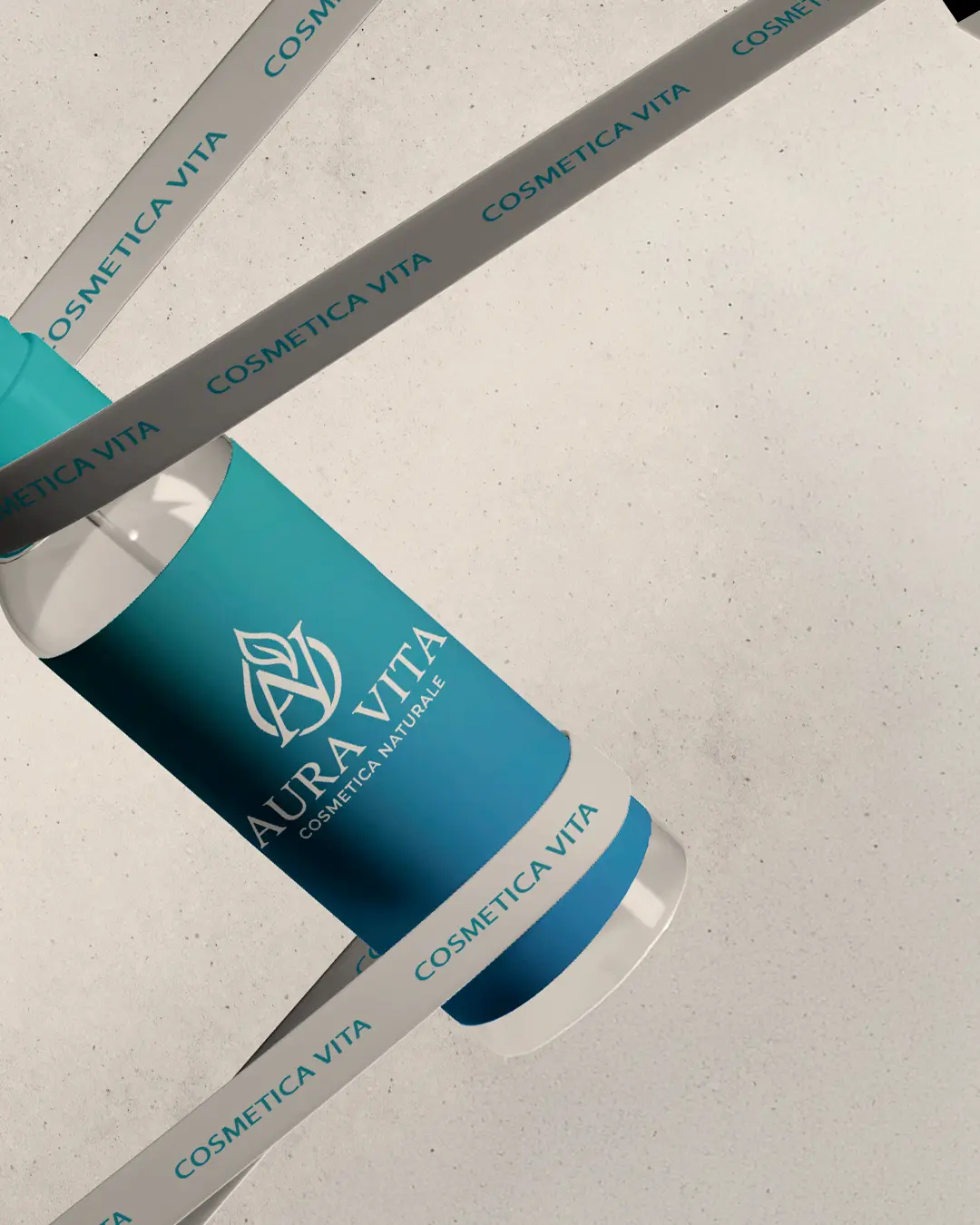 Un flacone blu e bianco con l'etichetta AURA VITA COSMETICA NATURALE è avvolto da nastri chiari con la scritta COSMETICA VITA su uno sfondo neutro.