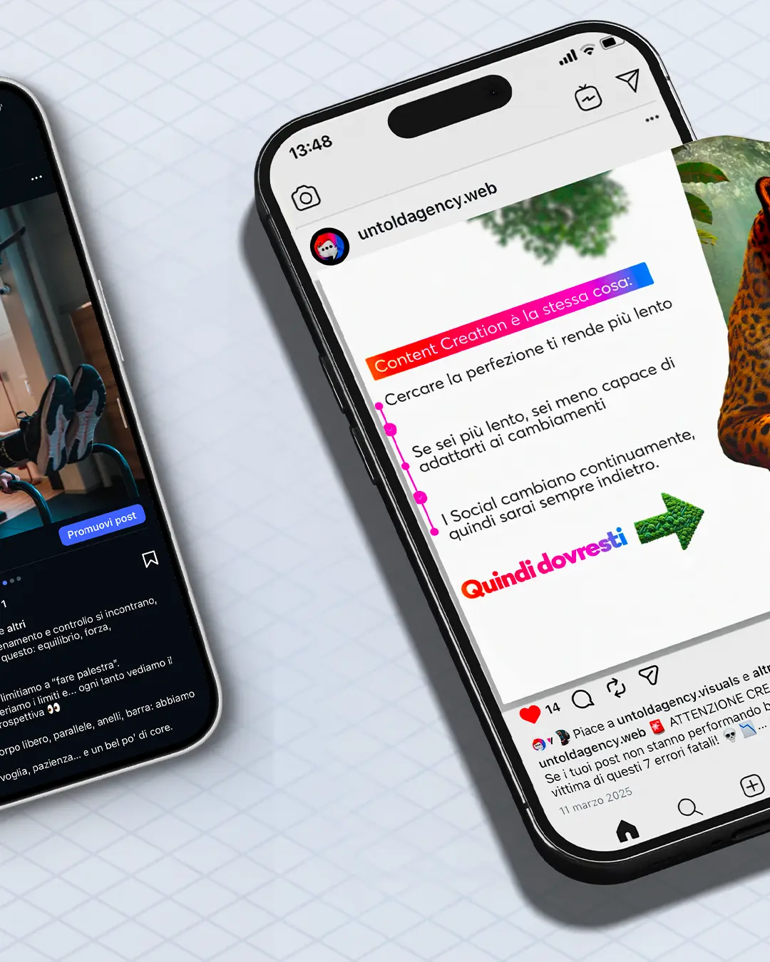 Due smartphone su un tavolo; uno mostra un feed di social media in italiano con una grafica sulla creazione di contenuti, con testo colorato e una freccia, mentre l'altro mostra un video in pausa su una persona seduta.