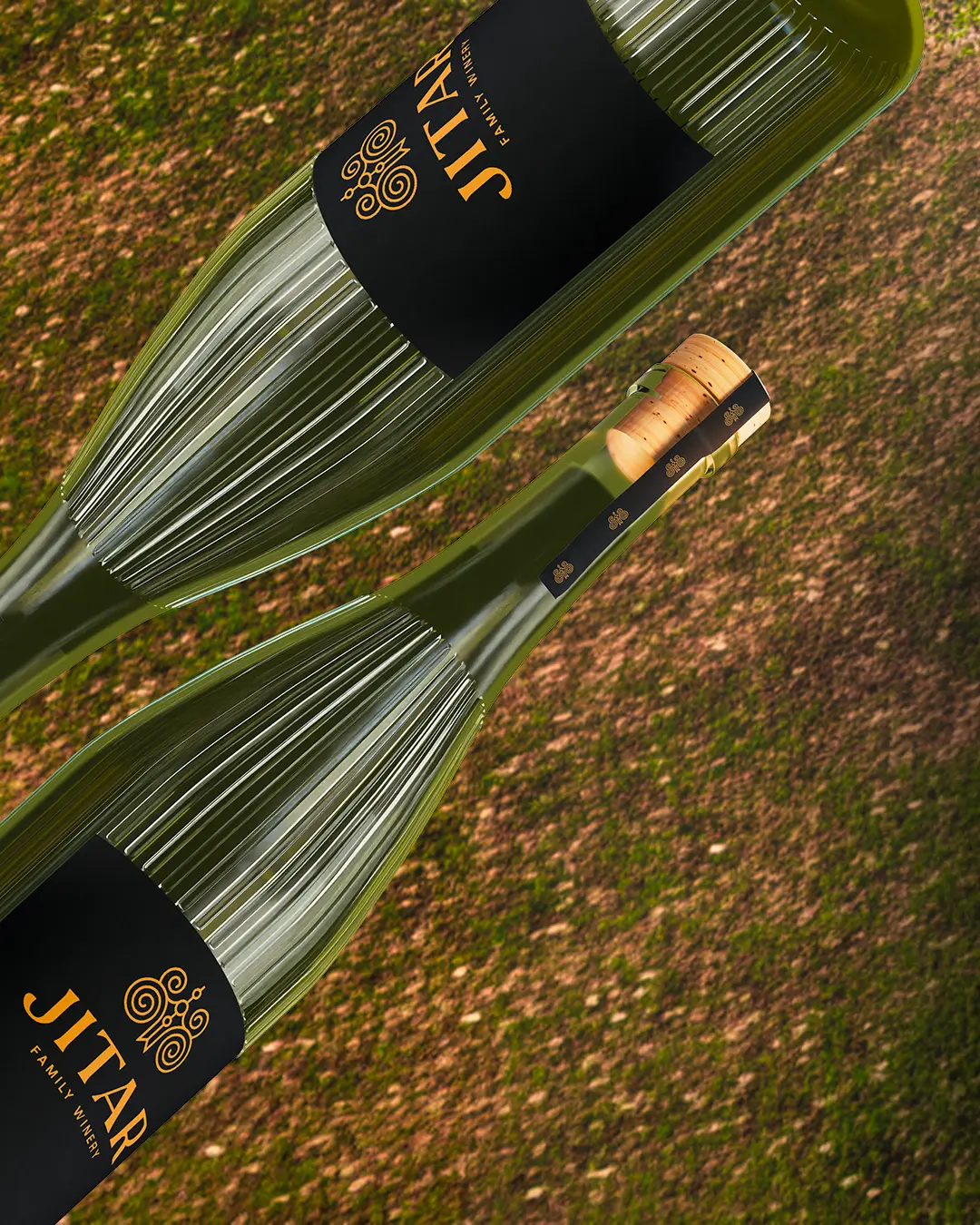 Due bottiglie di vino in vetro verde con eleganti texture a coste ed etichette nere con la scritta Jitar giacciono in diagonale su una superficie erbosa. Le bottiglie hanno il tappo in sughero e accenti dorati sulle etichette.