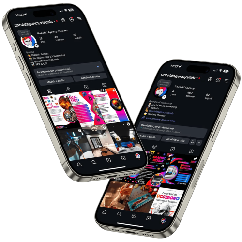 Due smartphone visualizzano il profilo e il feed Instagram di untoldagency.visuals, mettendo in evidenza la loro esperienza di gestione dei social media con un'interfaccia a tema scuro e post dalla grafica vivace. I telefoni sono angolati e fluttuanti su uno sfondo semplice.